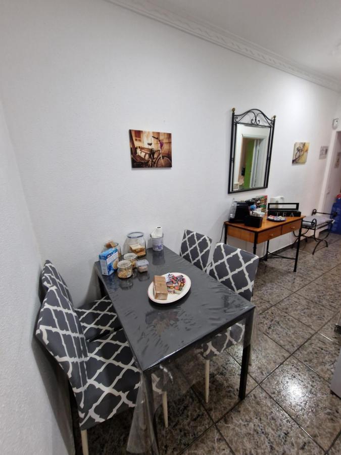 & - Airport Apartment El Burrero